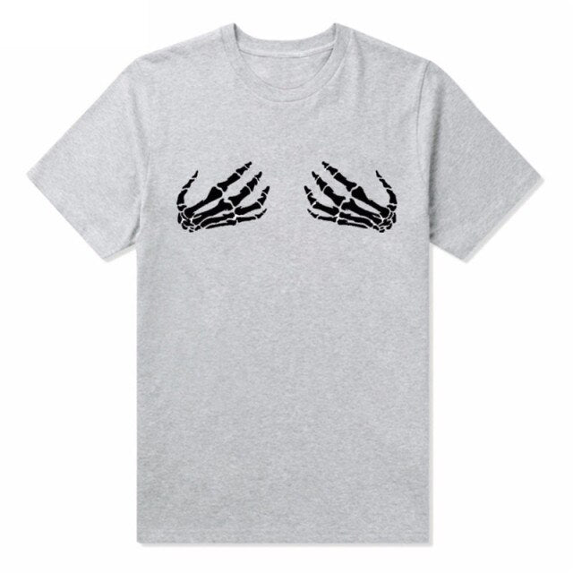Camiseta con manos esqueléticas