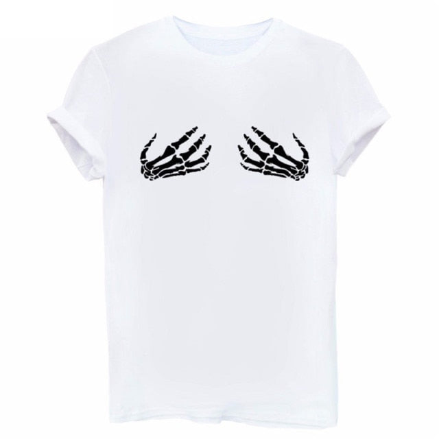Camiseta con manos esqueléticas