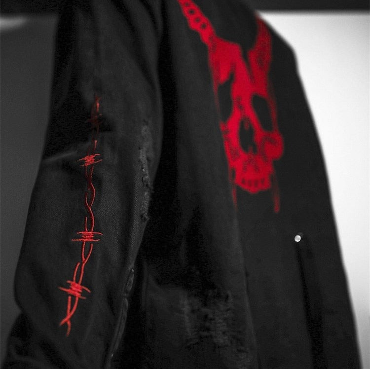 Chaqueta rockera de denim negro con calaveras