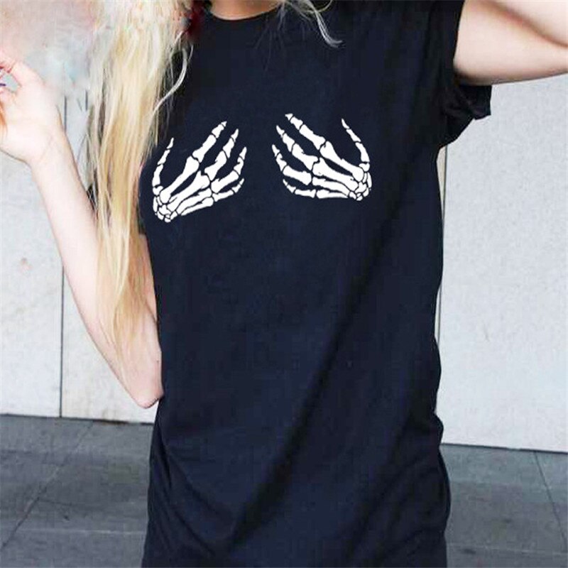 Camiseta con manos esqueléticas