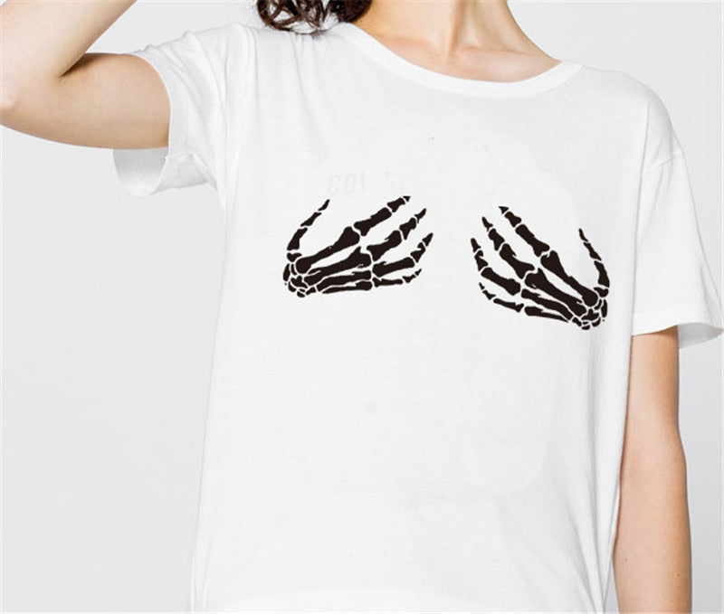 Camiseta con manos esqueléticas