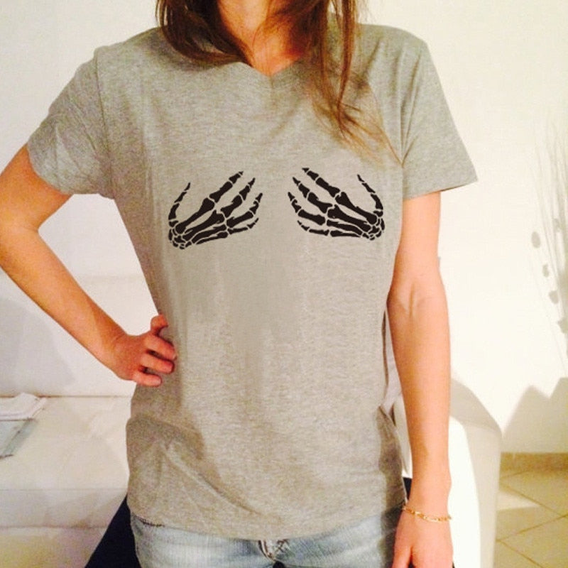 Camiseta con manos esqueléticas